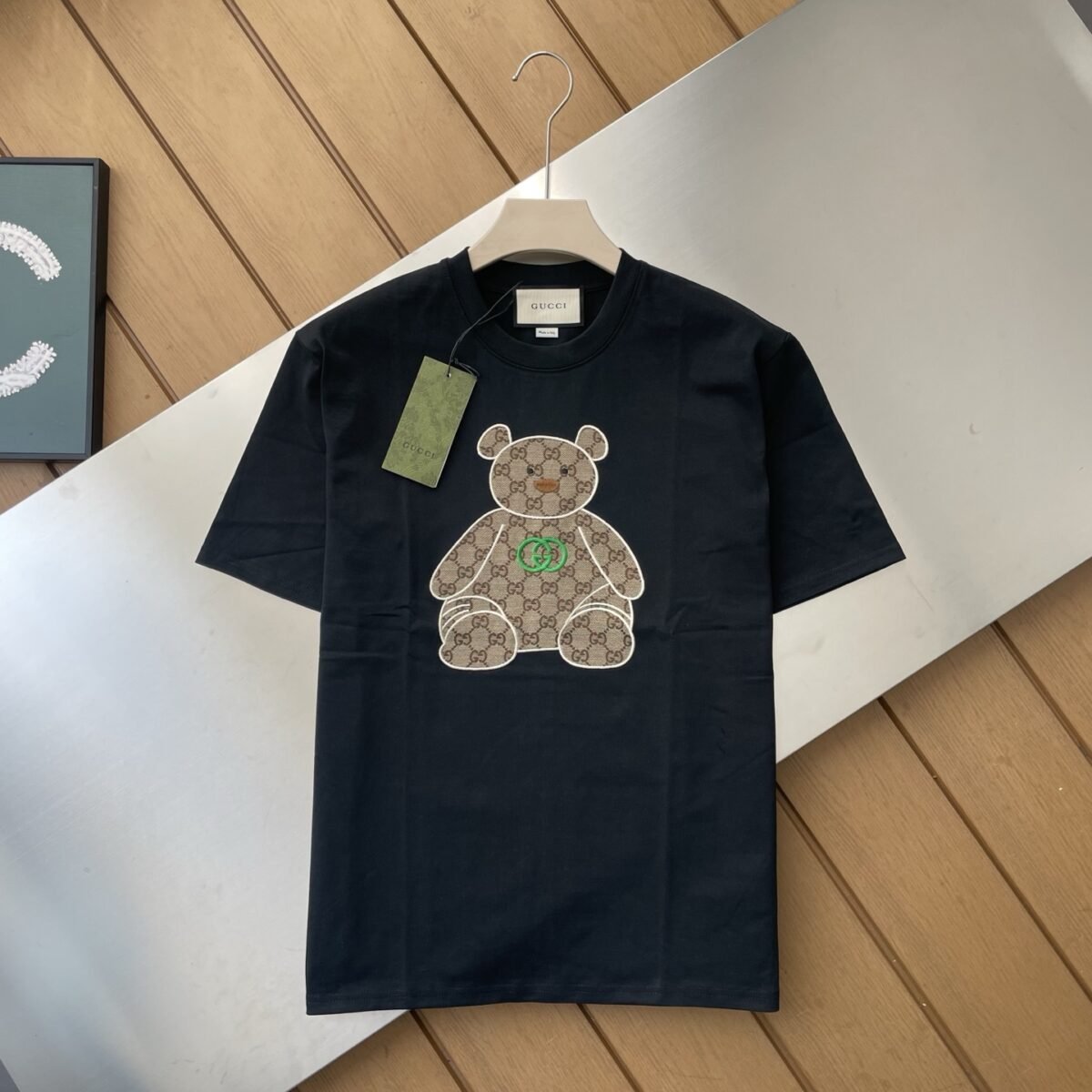 ⁦تيشيرت غوتشي للزوجين بأكمام قصيرة مطرز برقعة دب G مزدوجة⁩ - الصورة ⁦2⁩