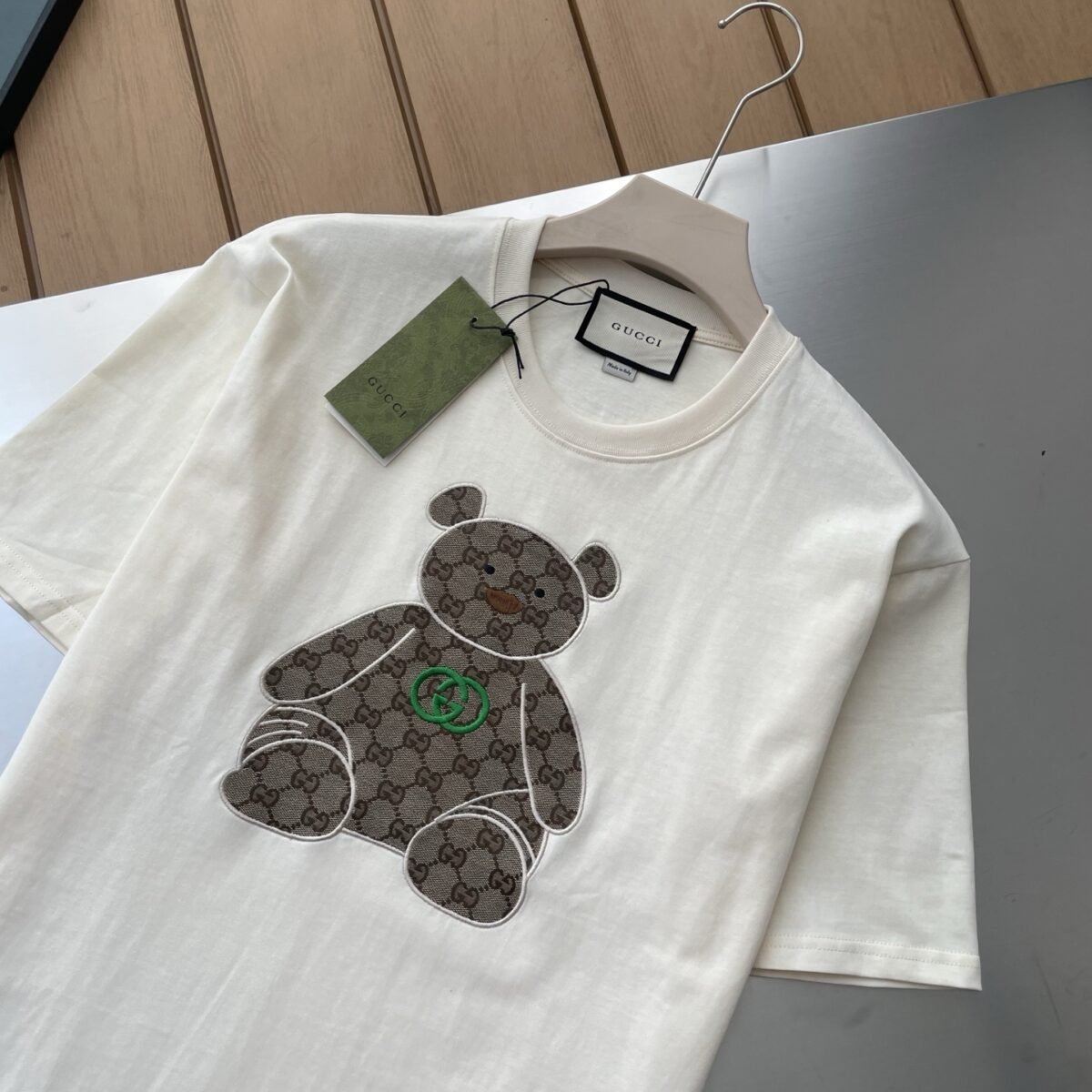 ⁦تيشيرت غوتشي للزوجين بأكمام قصيرة مطرز برقعة دب G مزدوجة⁩ - الصورة ⁦4⁩