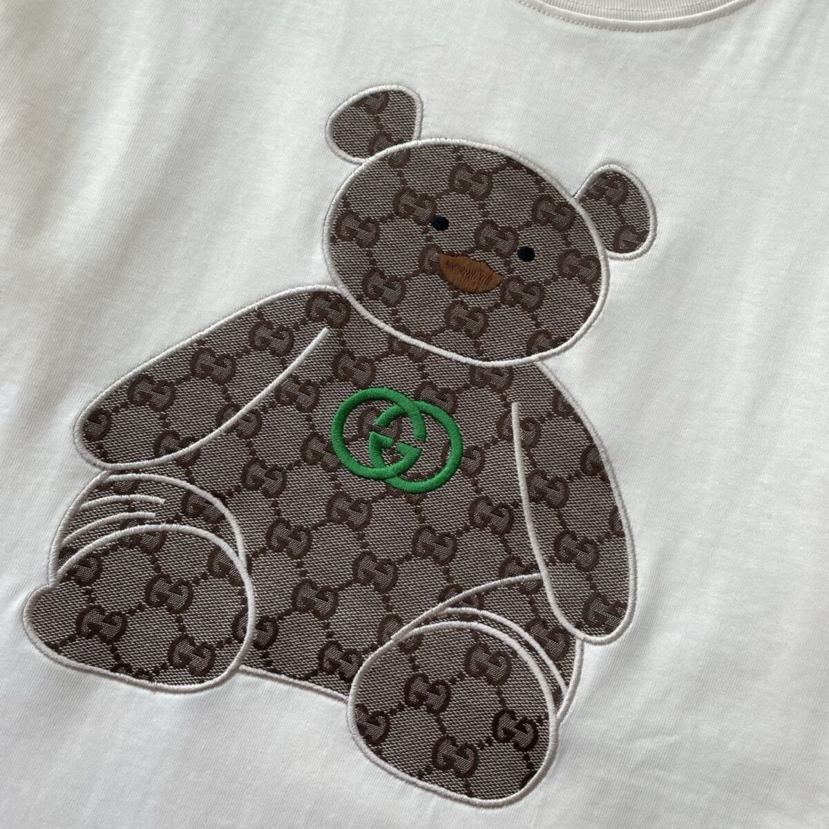 ⁦تيشيرت غوتشي للزوجين بأكمام قصيرة مطرز برقعة دب G مزدوجة⁩ - الصورة ⁦5⁩