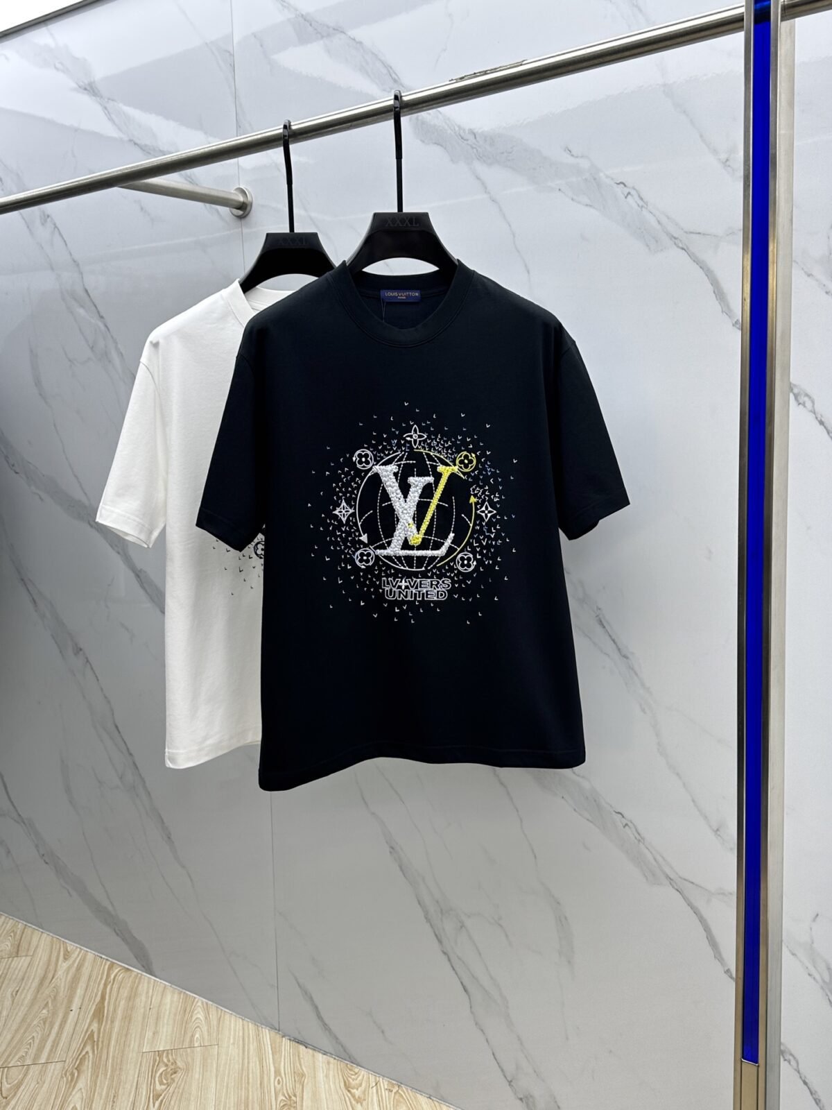 ⁦تيشيرت لويس فويتون الجديد بياقة دائرية⁩ - الصورة ⁦2⁩