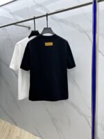 ⁦تيشيرت لويس فويتون الجديد بياقة دائرية⁩ - الصورة ⁦4⁩