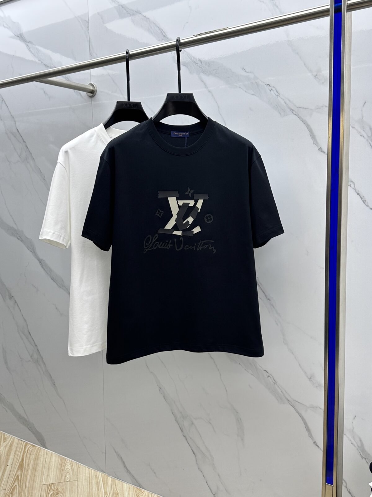 ⁦تيشيرت لويس فويتون الجديد بياقة دائرية⁩ - الصورة ⁦2⁩