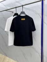 ⁦تيشيرت لويس فويتون الجديد بياقة دائرية⁩ - الصورة ⁦4⁩