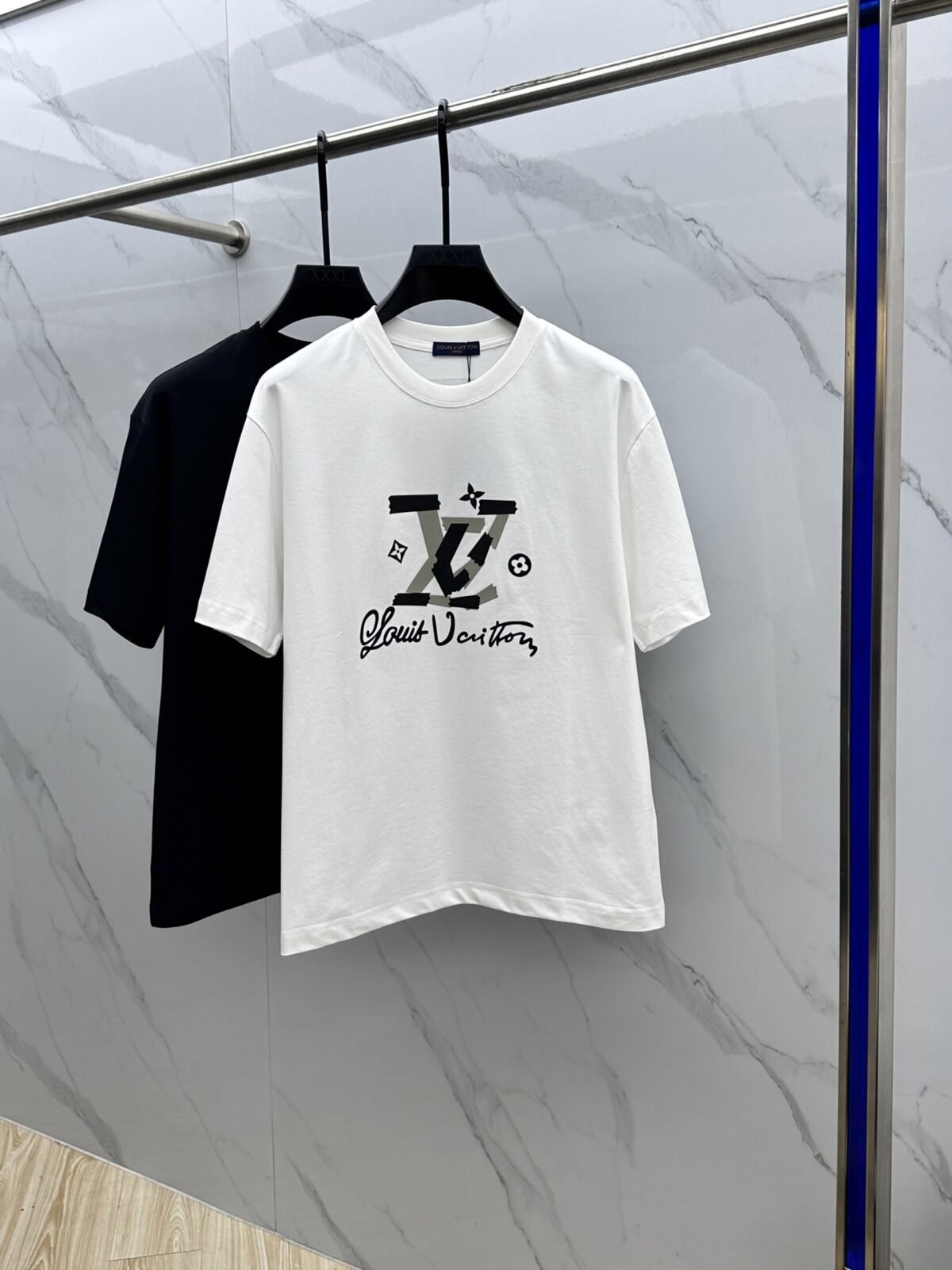 ⁦تيشيرت لويس فويتون الجديد بياقة دائرية⁩ - الصورة ⁦1⁩