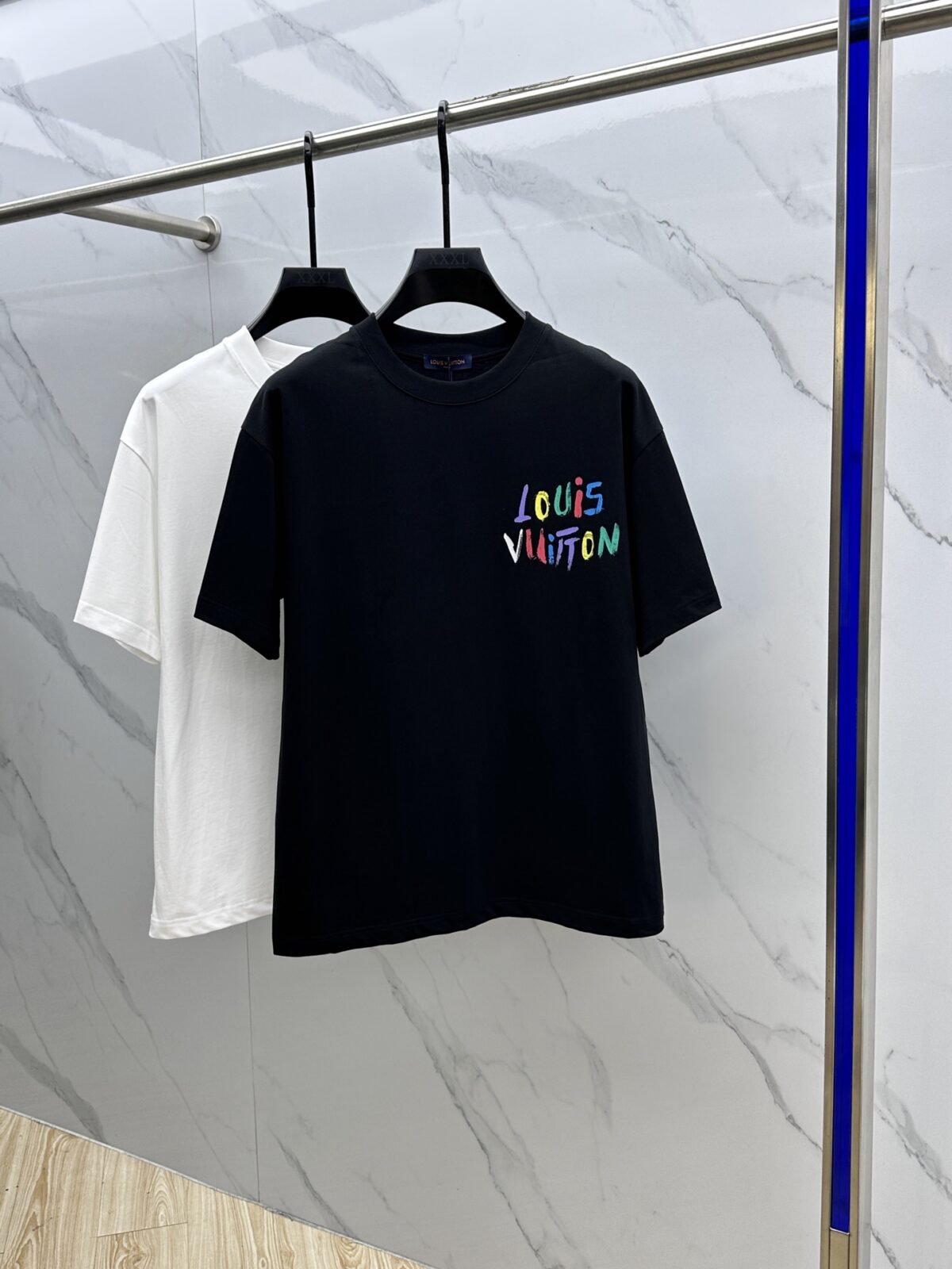 wsxc1748477233865_0 تيشيرت لويس فويتون الخارجي الجديد بياقة دائرية. - الصورة 1