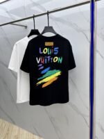 ⁦تيشيرت لويس فويتون الخارجي الجديد بياقة دائرية.⁩ - الصورة ⁦3⁩