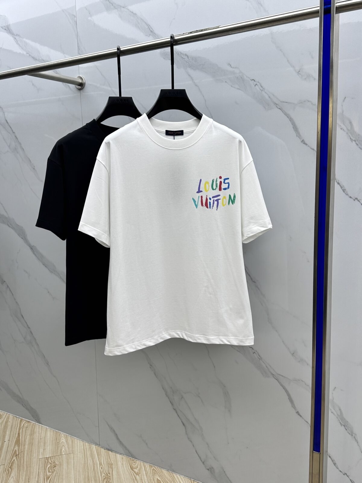 ⁦تيشيرت لويس فويتون الخارجي الجديد بياقة دائرية.⁩ - الصورة ⁦2⁩