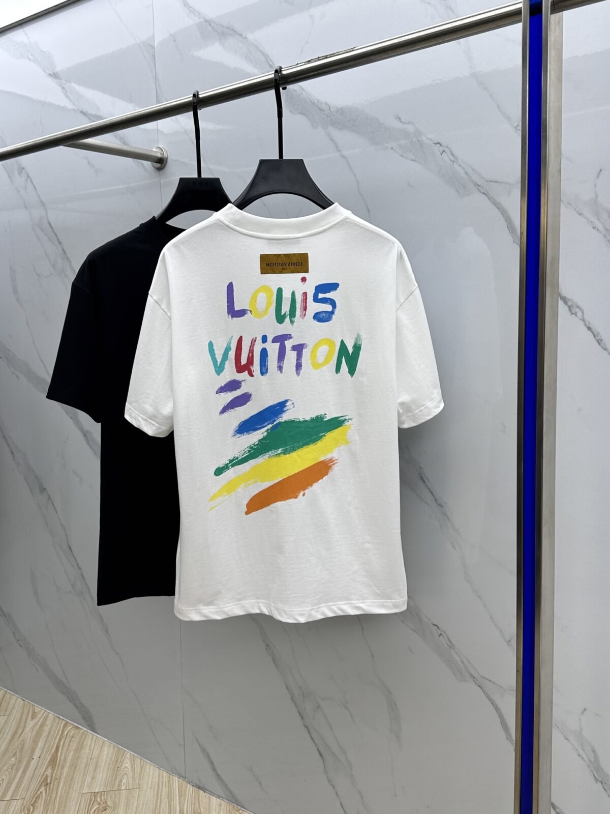 ⁦تيشيرت لويس فويتون الخارجي الجديد بياقة دائرية.⁩ - الصورة ⁦4⁩