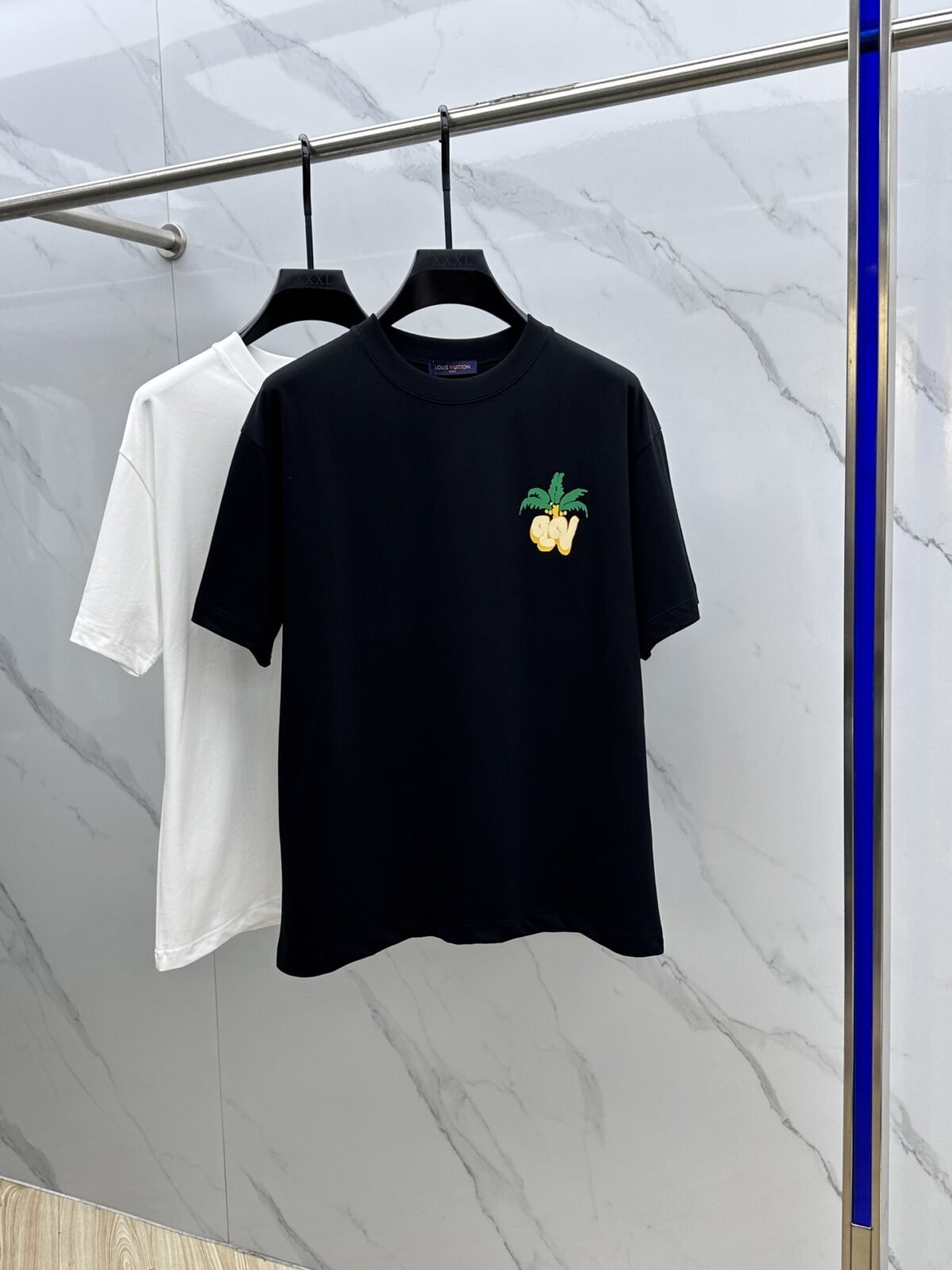 ⁦تيشيرت لويس فويتون الخارجي الجديد بياقة دائرية.⁩ - الصورة ⁦1⁩