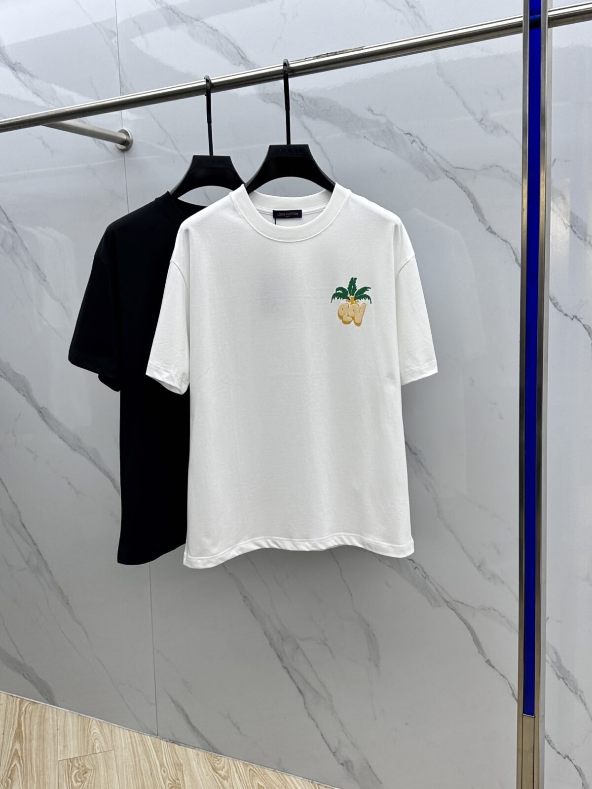 ⁦تيشيرت لويس فويتون الخارجي الجديد بياقة دائرية.⁩ - الصورة ⁦2⁩