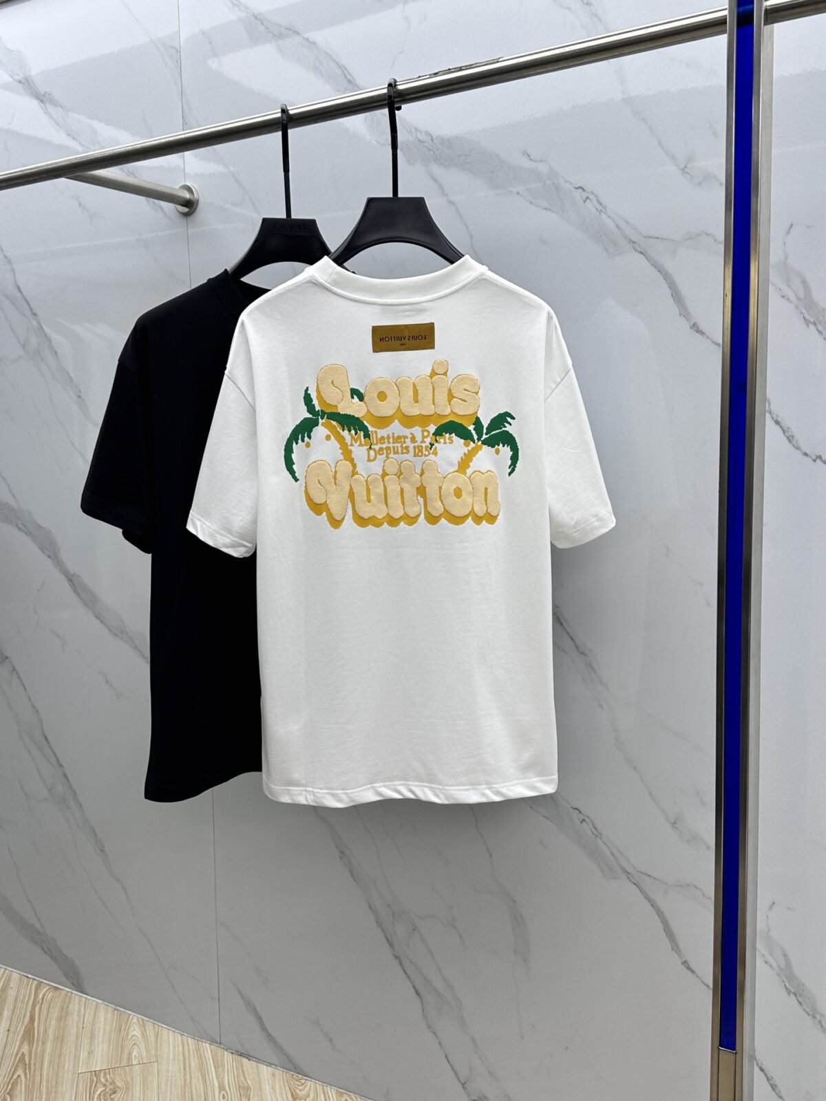 ⁦تيشيرت لويس فويتون الخارجي الجديد بياقة دائرية.⁩ - الصورة ⁦4⁩