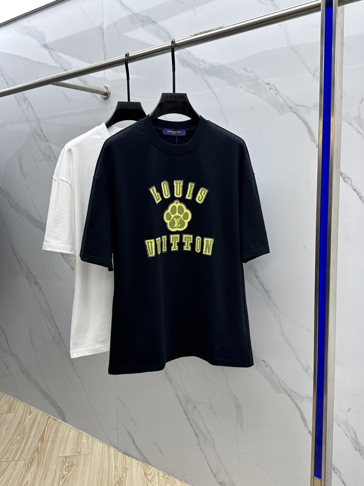 ⁦تيشيرت لويس فويتون الجديد بياقة دائرية⁩ - الصورة ⁦1⁩