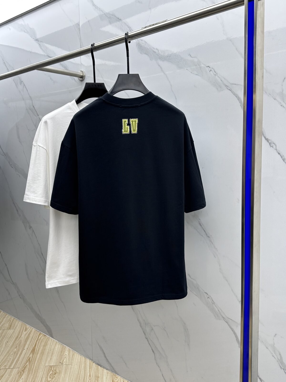 ⁦تيشيرت لويس فويتون الجديد بياقة دائرية⁩ - الصورة ⁦3⁩