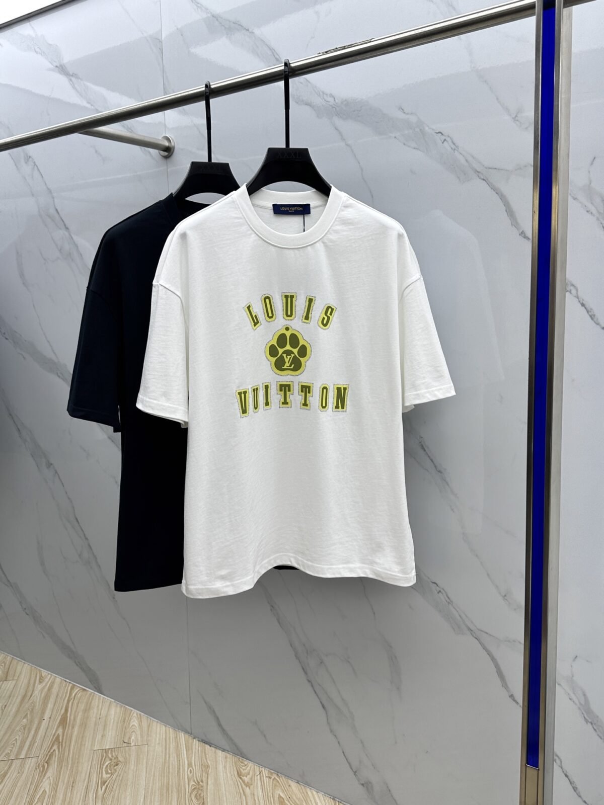 ⁦تيشيرت لويس فويتون الجديد بياقة دائرية⁩ - الصورة ⁦2⁩