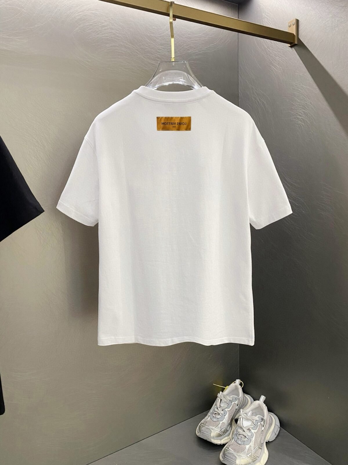 ⁦تيشيرت لويس فويتون الكلاسيكي الجديد المطبوع بأكمام قصيرة⁩ - الصورة ⁦4⁩