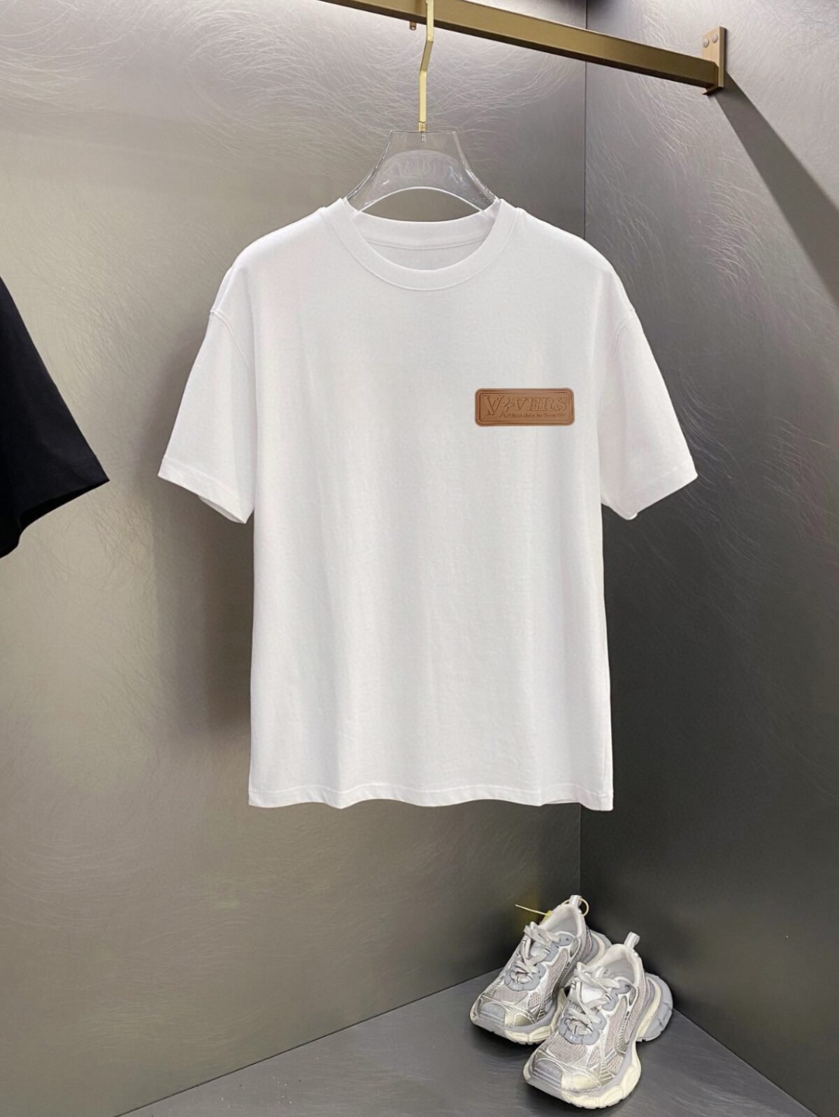 ⁦تيشيرت لويس فويتون الكلاسيكي الجديد المطبوع بأكمام قصيرة⁩ - الصورة ⁦2⁩