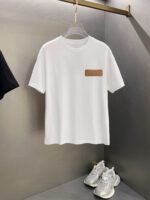 ⁦تيشيرت لويس فويتون الكلاسيكي الجديد المطبوع بأكمام قصيرة⁩ - الصورة ⁦2⁩