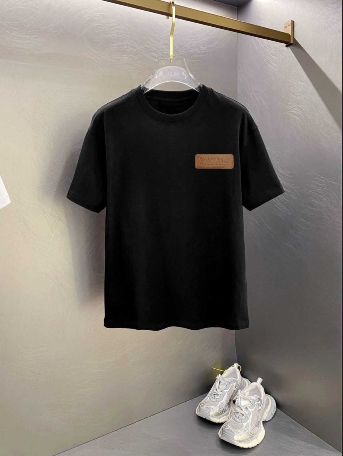 ⁦تيشيرت لويس فويتون الكلاسيكي الجديد المطبوع بأكمام قصيرة⁩ - الصورة ⁦3⁩