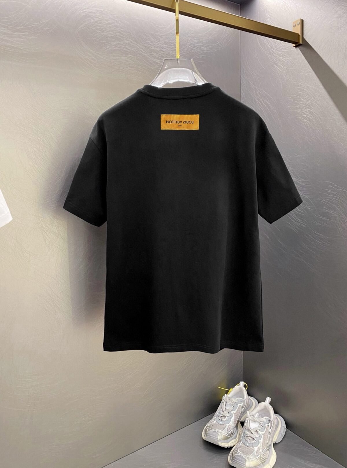 ⁦تيشيرت لويس فويتون الكلاسيكي الجديد المطبوع بأكمام قصيرة⁩ - الصورة ⁦5⁩