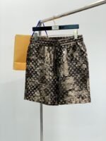 ⁦بدلة لويس فويتون أنيقة وعصرية، مميزة جدًا على الجسم⁩ - الصورة ⁦3⁩