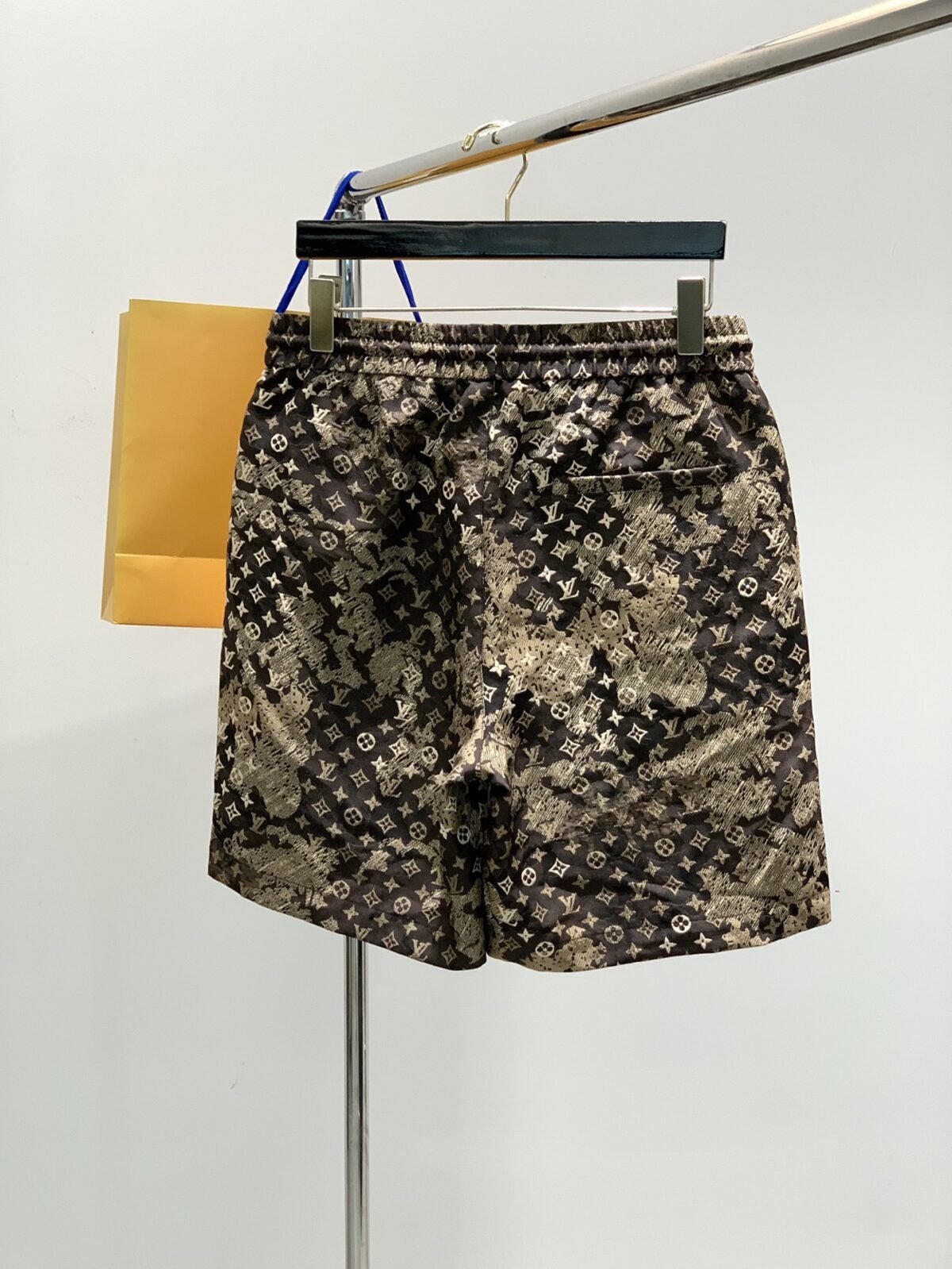 ⁦بدلة لويس فويتون أنيقة وعصرية، مميزة جدًا على الجسم⁩ - الصورة ⁦5⁩