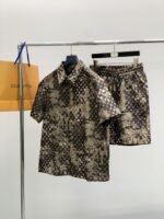 بدلة لويس فويتون أنيقة وعصرية، مميزة جدًا على الجسم