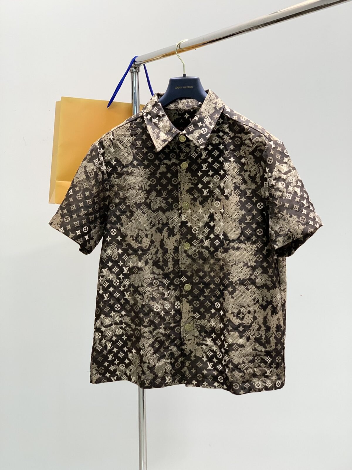 ⁦بدلة لويس فويتون أنيقة وعصرية، مميزة جدًا على الجسم⁩ - الصورة ⁦2⁩