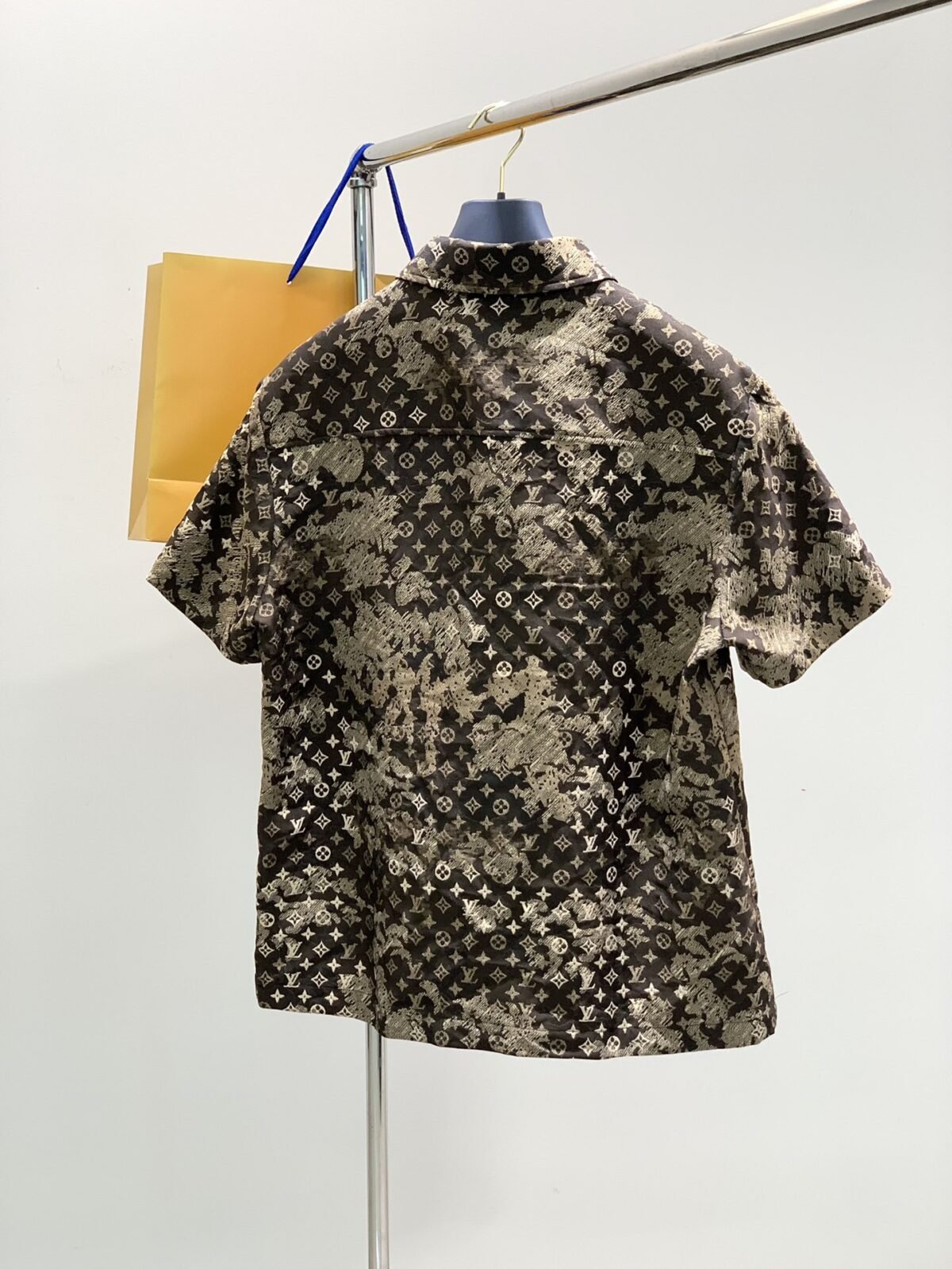 ⁦بدلة لويس فويتون أنيقة وعصرية، مميزة جدًا على الجسم⁩ - الصورة ⁦4⁩