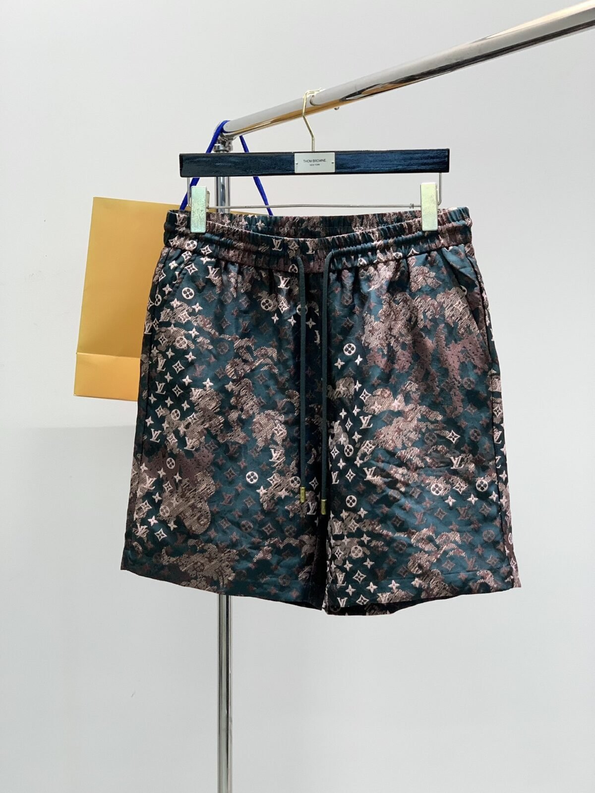 ⁦بدلة لويس فويتون أنيقة وعصرية، مميزة جدًا على الجسم⁩ - الصورة ⁦3⁩