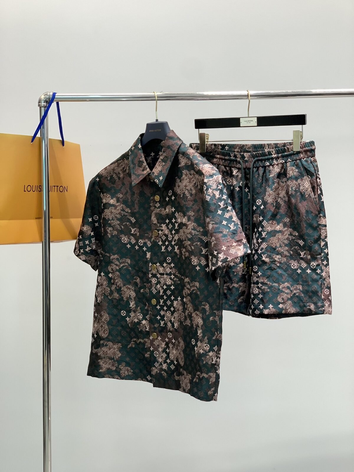 wsxc1748535024747_8 بدلة لويس فويتون أنيقة وعصرية، مميزة جدًا على الجسم - الصورة 1