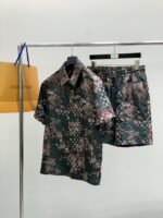 بدلة لويس فويتون أنيقة وعصرية، مميزة جدًا على الجسم