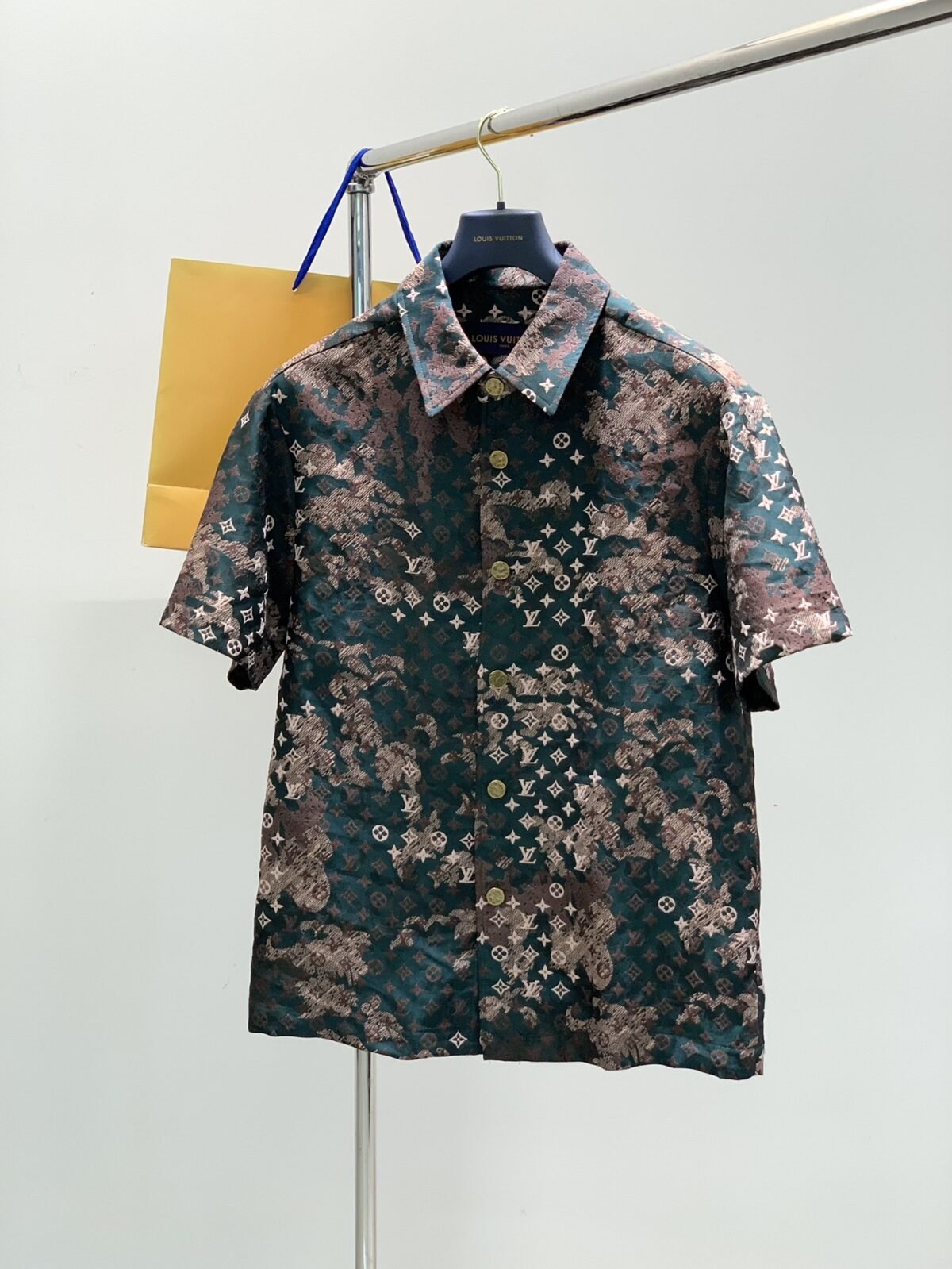 ⁦بدلة لويس فويتون أنيقة وعصرية، مميزة جدًا على الجسم⁩ - الصورة ⁦2⁩