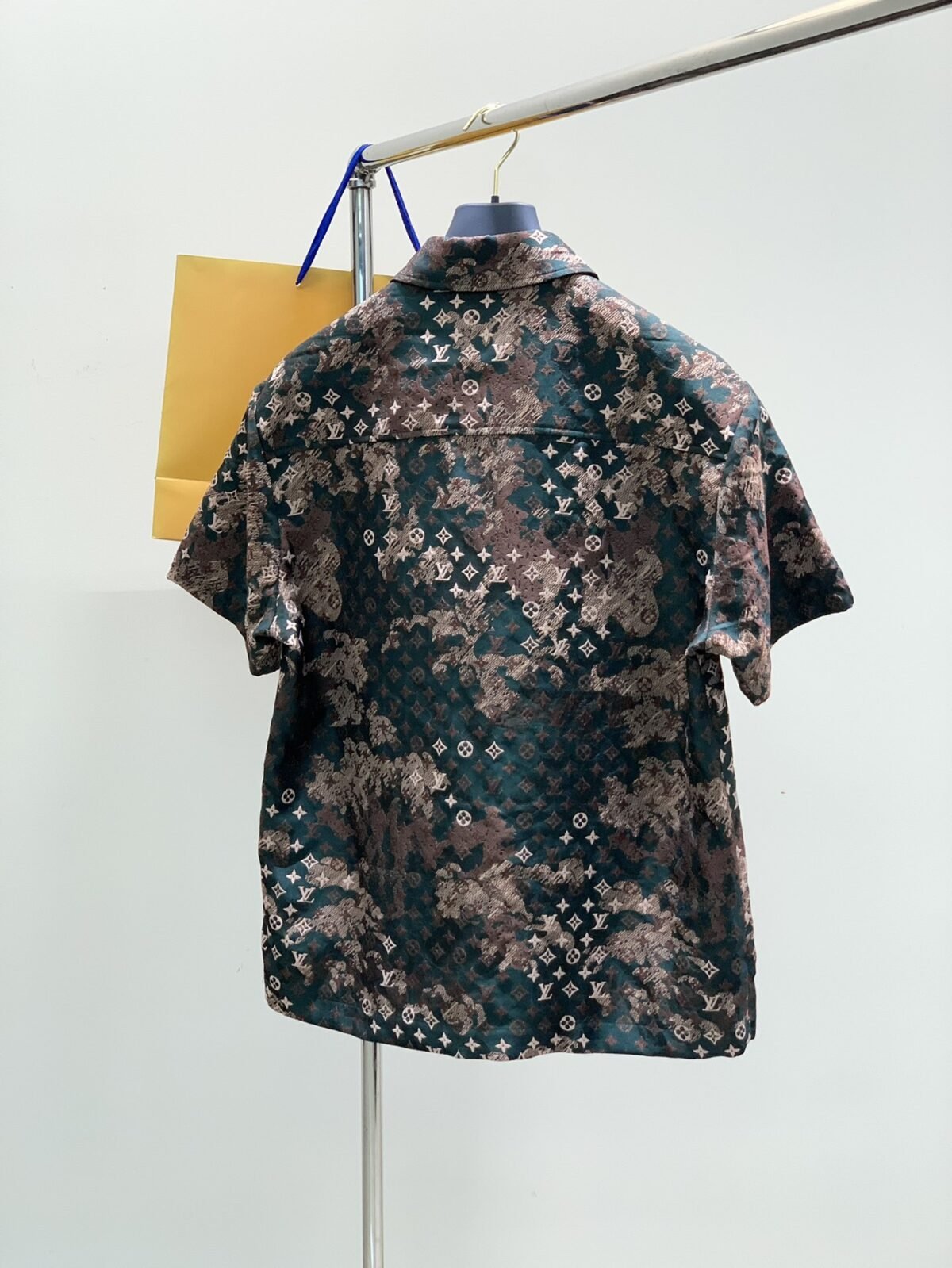 ⁦بدلة لويس فويتون أنيقة وعصرية، مميزة جدًا على الجسم⁩ - الصورة ⁦4⁩