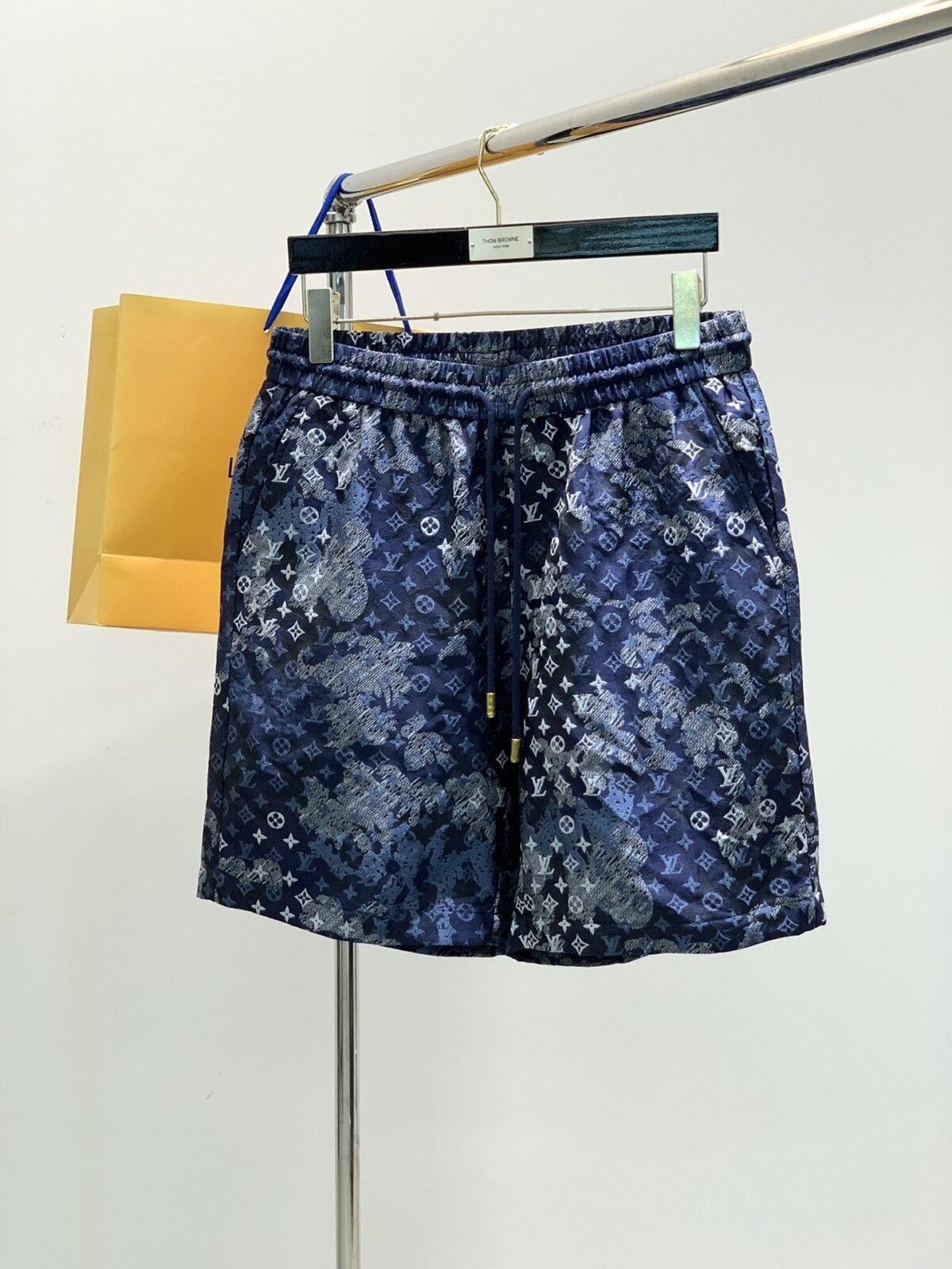 ⁦بدلة لويس فويتون أنيقة وعصرية، مميزة جدًا على الجسم⁩ - الصورة ⁦3⁩