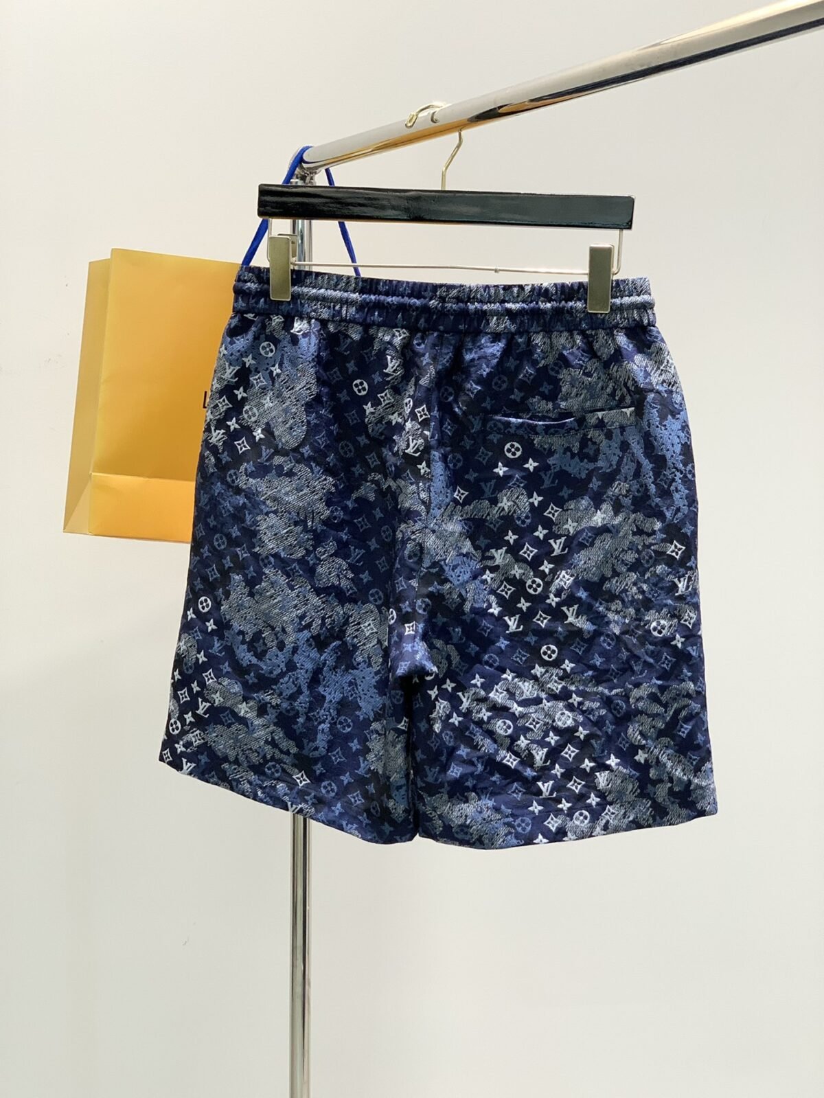 ⁦بدلة لويس فويتون أنيقة وعصرية، مميزة جدًا على الجسم⁩ - الصورة ⁦5⁩