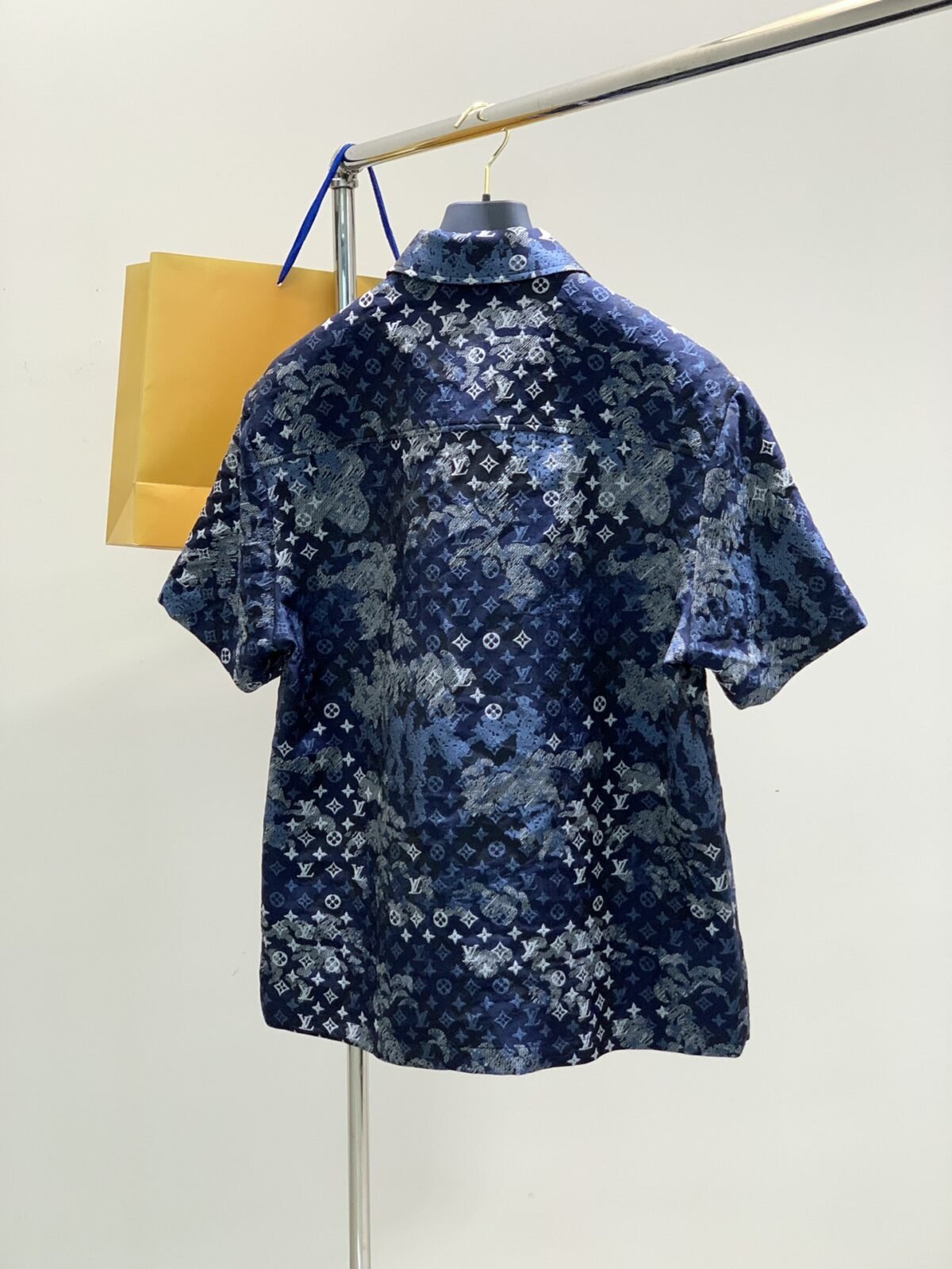 ⁦بدلة لويس فويتون أنيقة وعصرية، مميزة جدًا على الجسم⁩ - الصورة ⁦4⁩