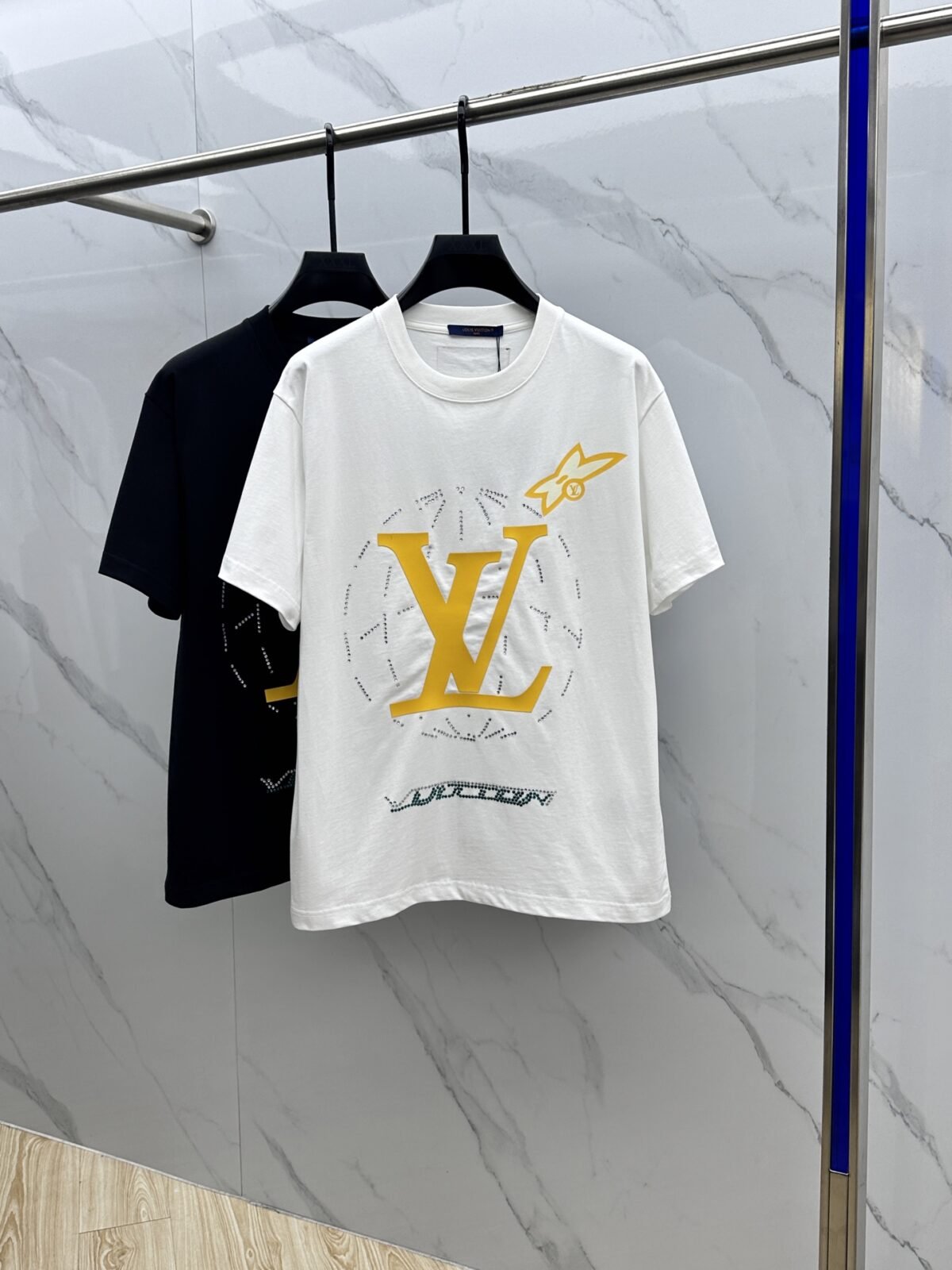 ⁦تيشيرت لويس فويتون الجديد بياقة دائرية⁩ - الصورة ⁦2⁩