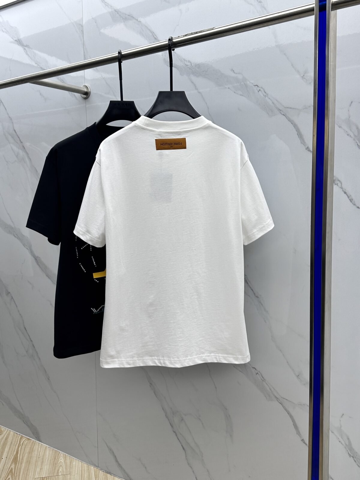 ⁦تيشيرت لويس فويتون الجديد بياقة دائرية⁩ - الصورة ⁦4⁩