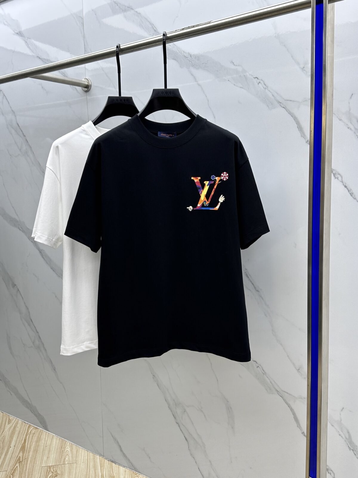 ⁦تيشيرت لويس فويتون الجديد بياقة دائرية⁩ - الصورة ⁦1⁩