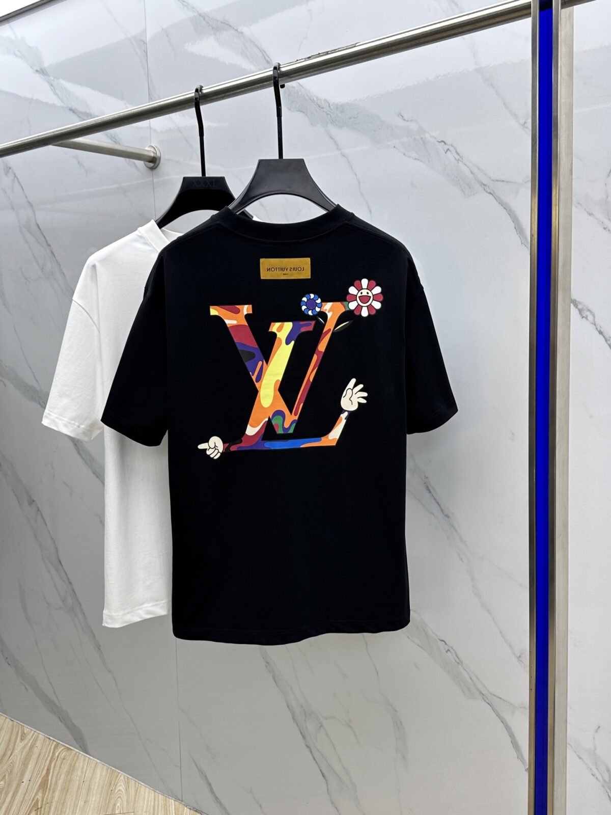 ⁦تيشيرت لويس فويتون الجديد بياقة دائرية⁩ - الصورة ⁦3⁩