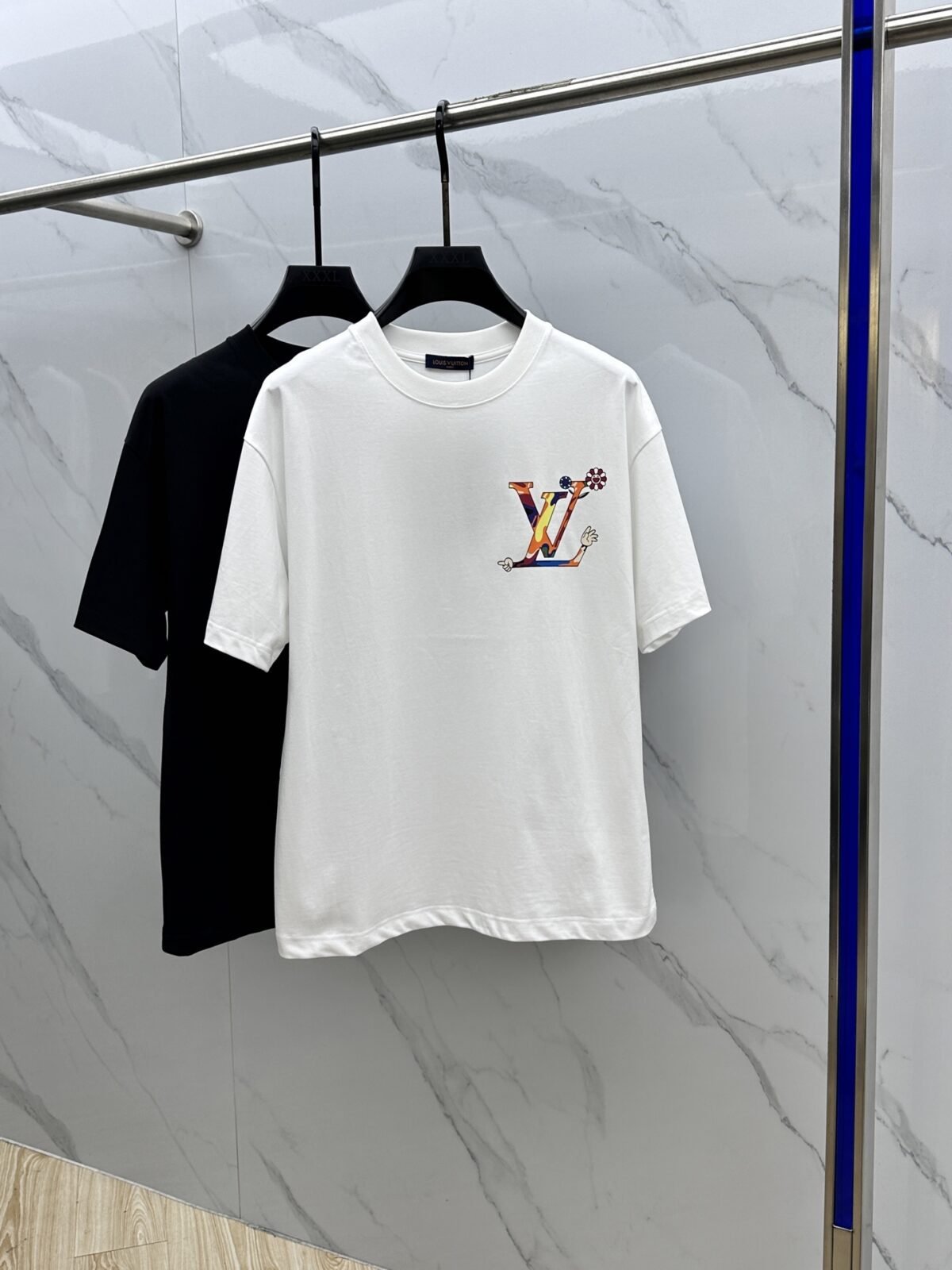 ⁦تيشيرت لويس فويتون الجديد بياقة دائرية⁩ - الصورة ⁦2⁩