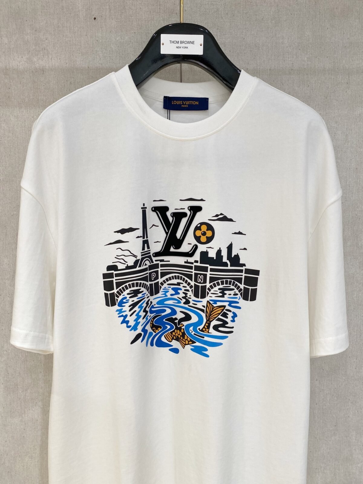 ⁦تيشيرت لويس فويتون قطني بأكمام قصيرة، مناسب للجنسين، بشعارين من الأمام والخلف⁩ - الصورة ⁦5⁩