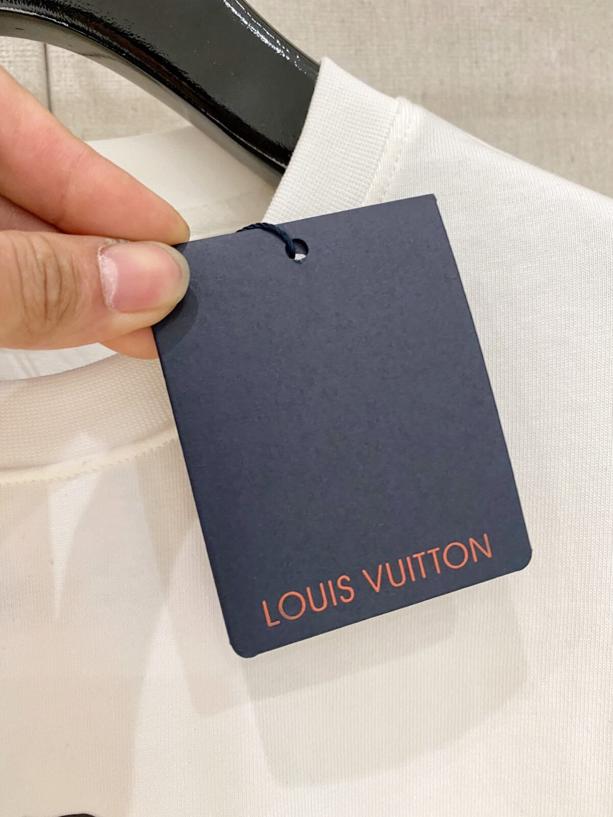 ⁦تيشيرت لويس فويتون قطني بأكمام قصيرة، مناسب للجنسين، بشعارين من الأمام والخلف⁩ - الصورة ⁦7⁩