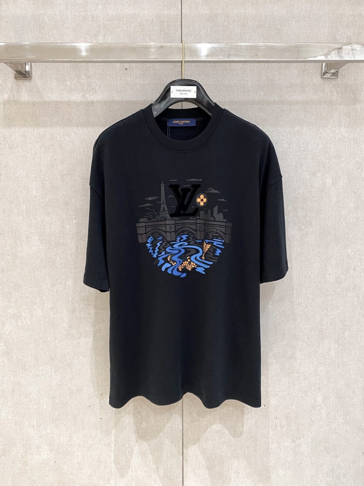 ⁦تيشيرت لويس فويتون قطني بأكمام قصيرة، مناسب للجنسين، بشعارين من الأمام والخلف⁩ - الصورة ⁦2⁩