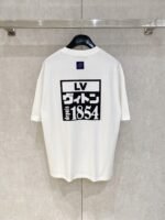 ⁦تيشيرت لويس فويتون قطني بأكمام قصيرة، مناسب للجنسين، بشعارين من الأمام والخلف⁩ - الصورة ⁦4⁩