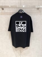 ⁦تيشيرت لويس فويتون قطني بأكمام قصيرة، مناسب للجنسين، بشعارين من الأمام والخلف⁩ - الصورة ⁦3⁩