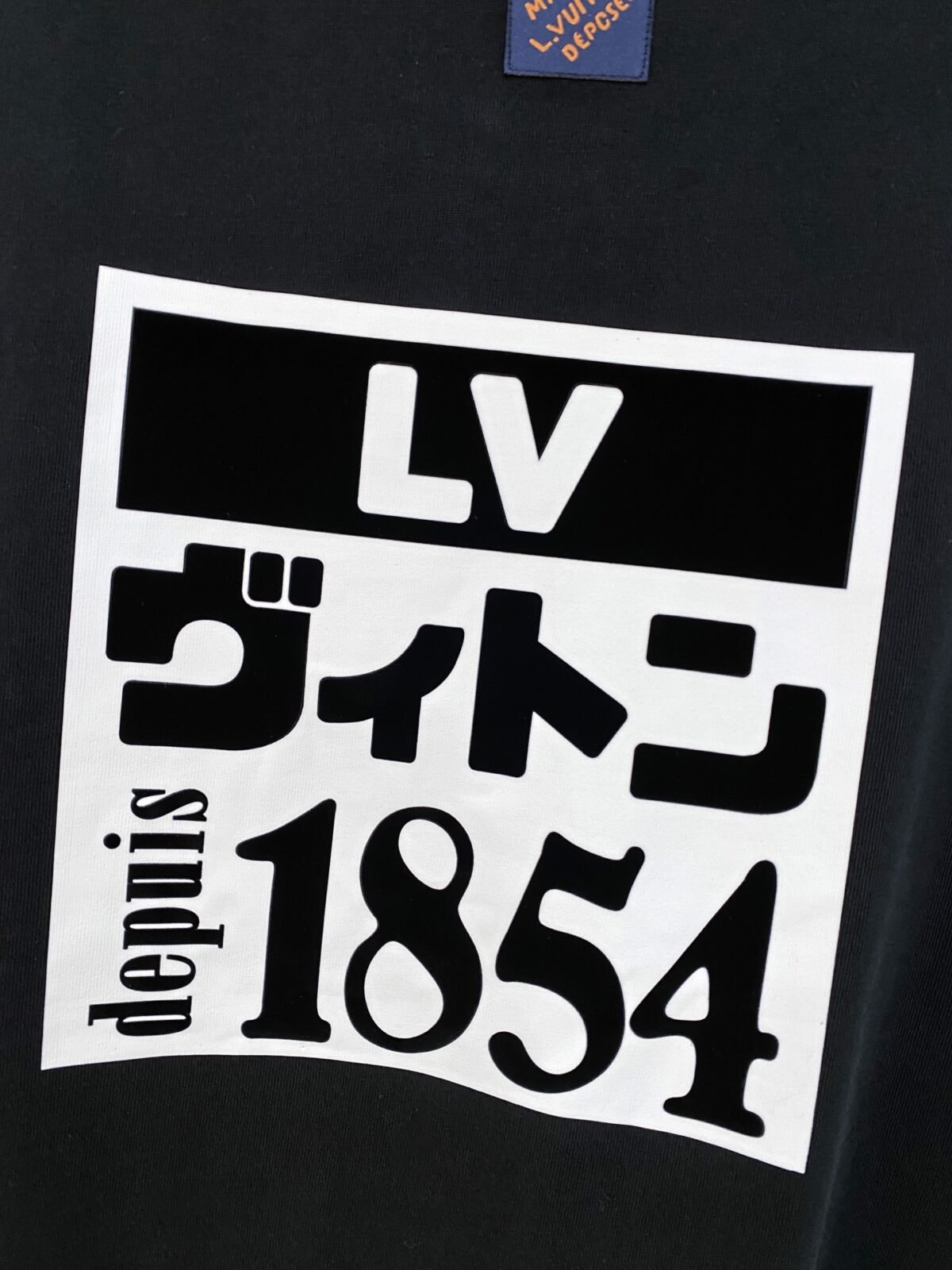 ⁦تيشيرت لويس فويتون قطني بأكمام قصيرة، مناسب للجنسين، بشعارين من الأمام والخلف⁩ - الصورة ⁦6⁩