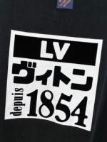 ⁦تيشيرت لويس فويتون قطني بأكمام قصيرة، مناسب للجنسين، بشعارين من الأمام والخلف⁩ - الصورة ⁦6⁩