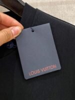 ⁦تيشيرت لويس فويتون قطني بأكمام قصيرة، مناسب للجنسين، بشعارين من الأمام والخلف⁩ - الصورة ⁦7⁩