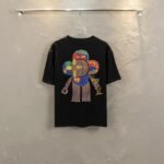 ⁦تيشيرت لويس فويتون الجديد، بياقة دائرية وأكمام قصيرة، بطباعة رقمية بالحبر، بنقشة خلفية بالحروف⁩ - الصورة ⁦2⁩